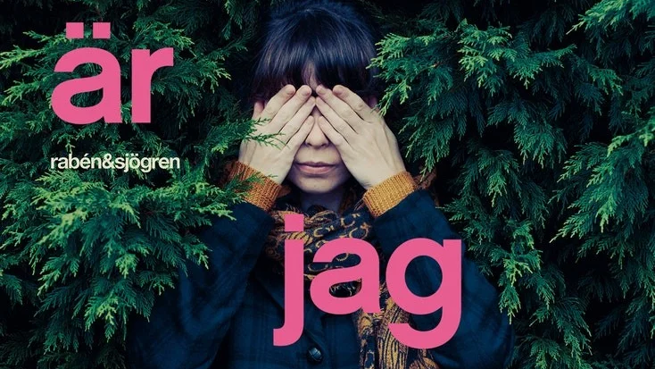 "Inuti huvudet är jag kul" är en ungdomsbok från 14 år och uppåt.