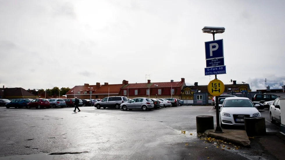 Bland annat här, på Åhlenstaket i Nyköping, samlas ungdomar som inte har något att göra.