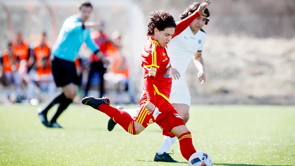 Henrik Lara Rodriguez försökte hitta kreativa lösningar på mittfältet men han liksom övriga i Syrianska Eskilstuna körde allt som oftast fast i nykomlingens division 3-premiär.