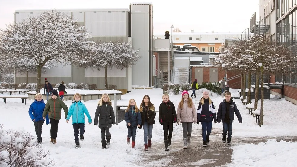 Kunskapsskolan har 518 elever i dag och behöver nya lokaler. Tills vidare går fyror och femmor i moduler som står på skolgården, men så småningom ska det bli klassrum i gamla glödlampsfabriken.
