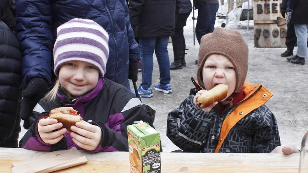 Nora och Alexander Dahlin åt korv med dinkelbröd.