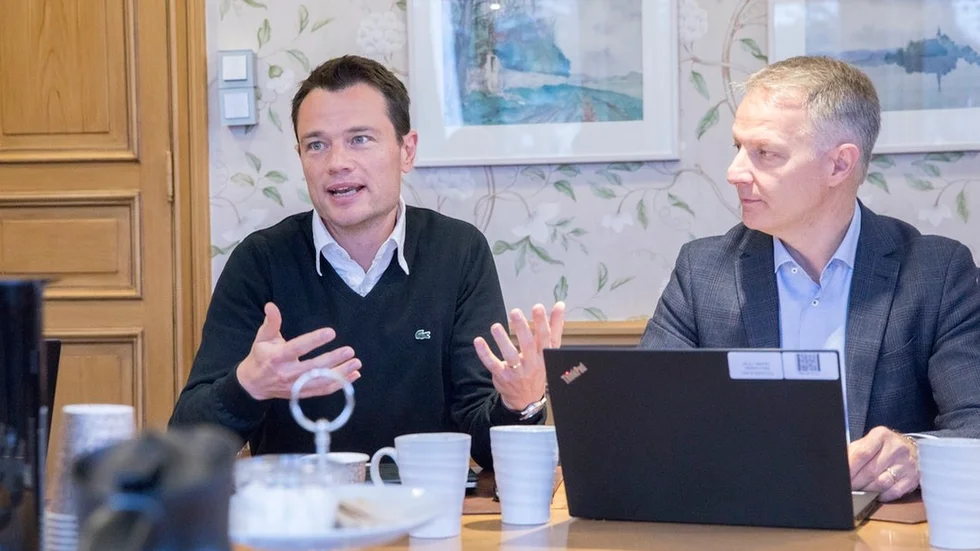 Så här såg det ut vid tisdagens presskonferens. På bilden ses Göran Gullbrand (till höger) och Matthias Pfeil, analytiker på Sörmlandstrafiken.