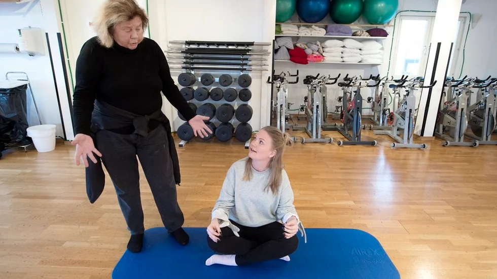 "Jisses, du är ju stelare än vad jag som 70-åring är", skämtar Inger Hjelm men 30-åriga Madeleine Lindmark instämmer men påpekar samtidigt att hon även haft ett brutet ben.