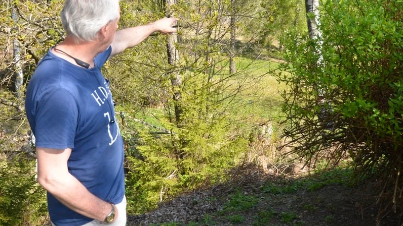 Anders Runander, ordförande för Trosabygdens orienteringsklubb. "Vi hade helst sett tunnelalternativet, då hade den kvarvarande mest värdefulla delen av strövområdet funnits kvar intakt. Dessutom finns i nuvarande plan endast en passage under vägen planerad, vilket vi inte kan acceptera."