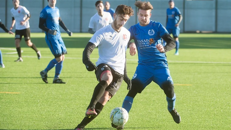 Fredrik Cedergren (till höger) spelade fram till 1–1-målet men i slutändan kunde inte hans Råby rå på division 2-laget Södertälje FK i måndagens DM-åttondel.