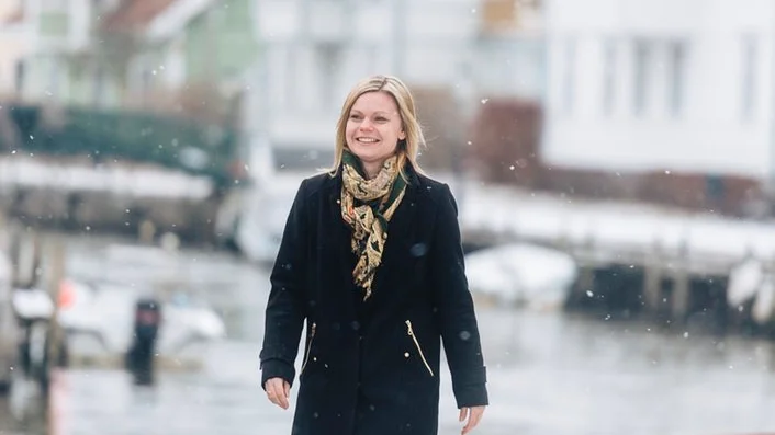 Trosaförfattaren Anna Roos är aktuell med en ny bok.
