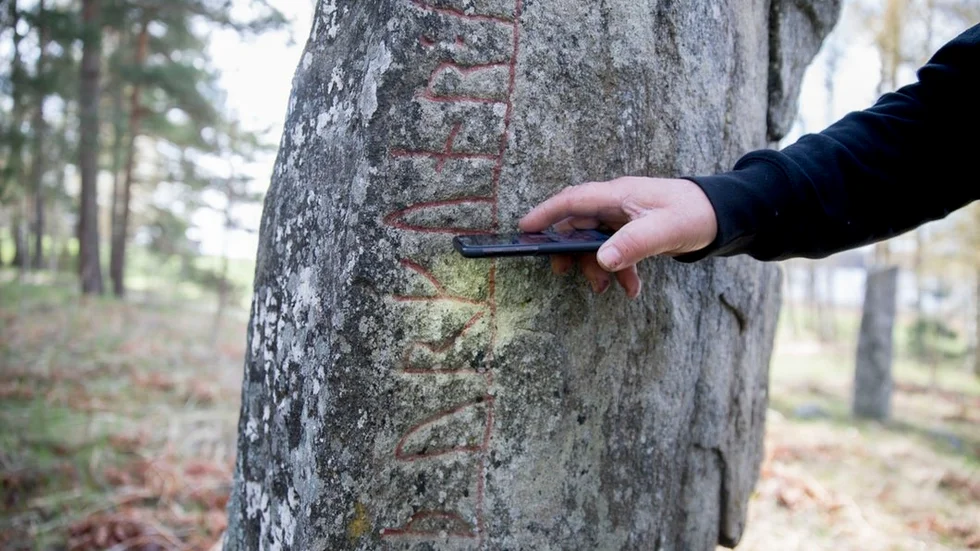 Med tusen år på nacken kan det ibland vara svårt att se vad det står på en runsten. Läs med fingrarna eller använd "släpljus" för att tydligare se runtecknet.