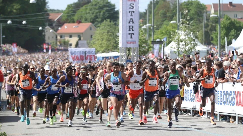 Starten har gått i Göteborgsvarvet 2018 och elitlöparna rusar iväg. Ett halvdussin kenyaner var allra snabbast i år.