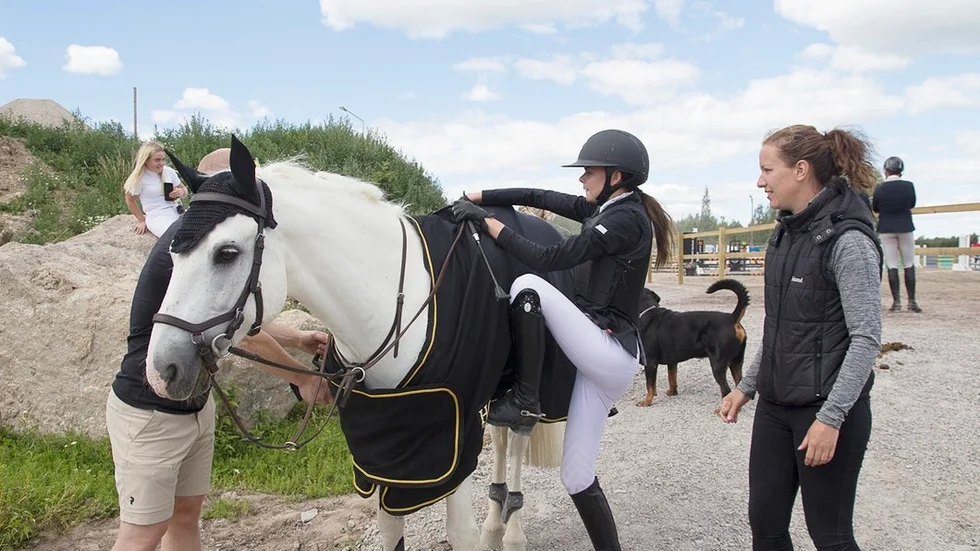 Katrineholmstjejen Miranda Johansson vann sin klass i Guldsporrarna på ponnyn Parkroe Casper och fick hjälp av Johannah Ström att lägga på segertäcket före prisutdelningen.