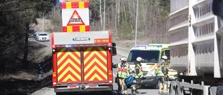 Två bilar krockade vid bilskrot – kvinna till sjukhus