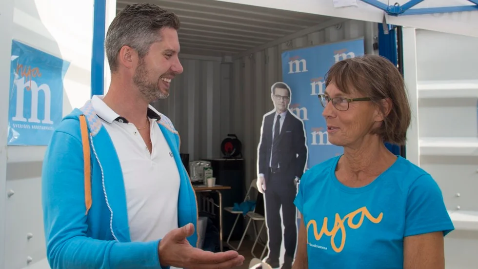 Christoffer Öqvist och Birgitta Carlheim-Gyllensköld i Moderaternas valstuga på Stortorget.