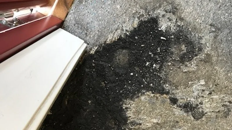 Det syns tydliga spår efter helgens brand i servicehuset i Västerviken.