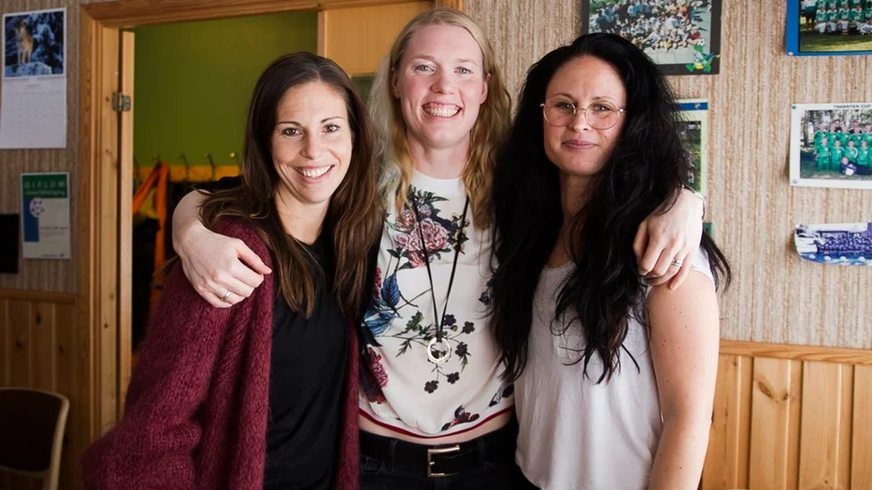 Hedvig Lindahl med de gamla fotbollsvännerna Helena Linde och Moa Wahlgren, som båda hyllades under föreläsningen.