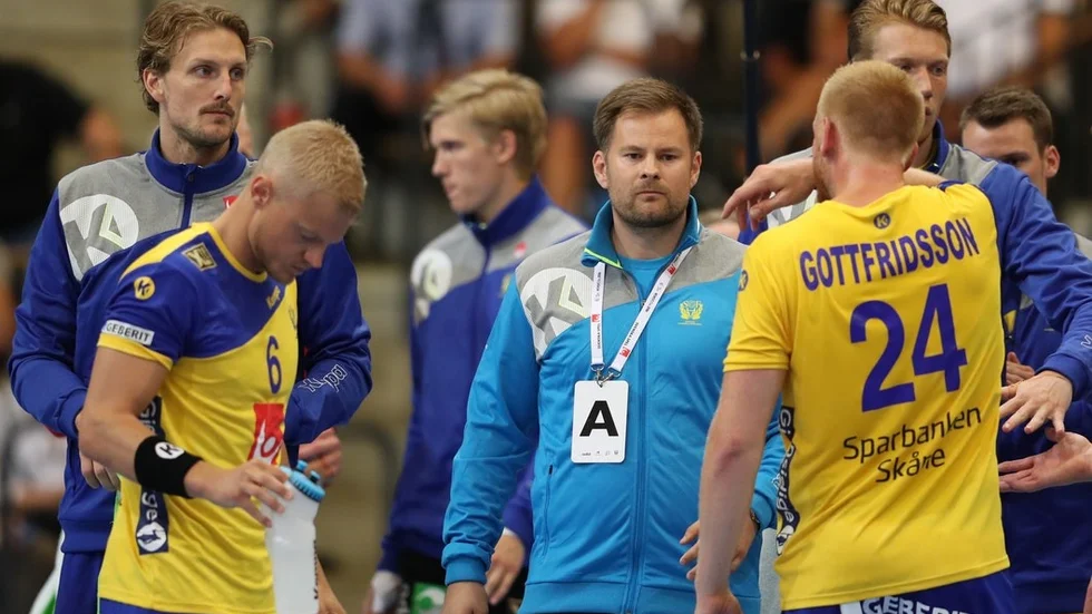 Sveriges Hampus Jildenbäck och Jim Gottfridsson med förbundskapten Kristján Andrésson under herrarnas andra playoff-match till VM mellan Sverige och Nederländerna på Kristianstad Arena.