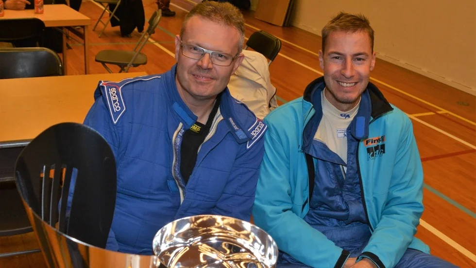 Robert Eriksson och Jens Thapper vid prisutdelningen och de var riktigt glada över sin prestation.