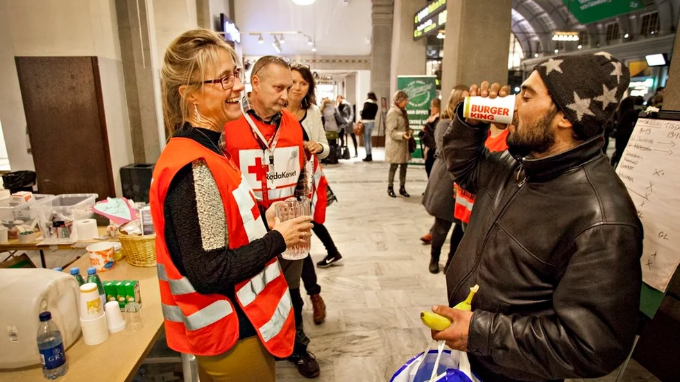 2015 kom den stora flyktingsströmmen, men antalet nyanlända som placerats i Oxelösund är ganska jämnt mellan 2014, 2015 och 2016. Totalt handlar det om 677 personer exklusive asylsökande i anläggningsboende eller i eget boende (EBO). Bilden är från Stockholms central hösten 2015 där flera Röda korsaktiva från Sörmland deltog i mottagandet.