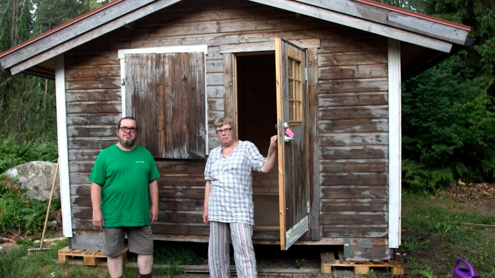 Ylva G.Karlsson och Nicklas Adamsson framför valstugan som efter intervjun ska målas grön.