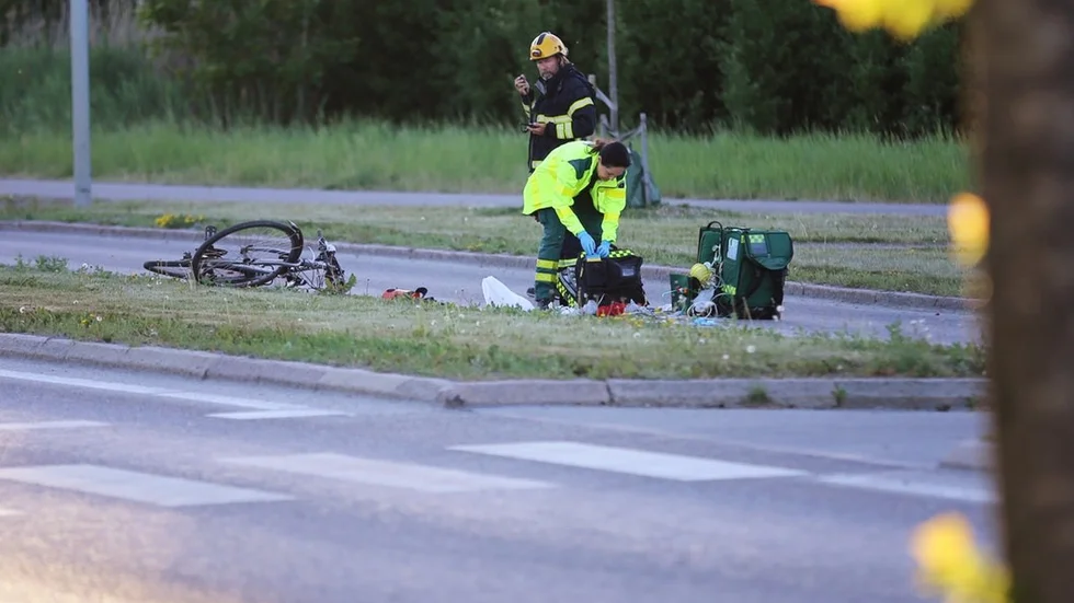 Polisens trafikavdelning som utreder dödsolyckan som inträffade mellan en cyklist och en bilist på söndagskvällen, hoppas nu att personer som kan ha gjort iakttagelser, hör av sig.
