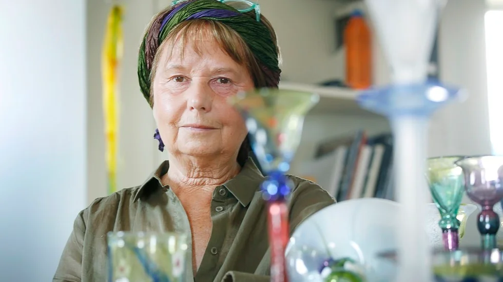 I dag delar Åsa Brandt sin tid under vår, sommar och höst mellan Torshälla och Medelhavsön Menorca, där familjen driver glasbutik.