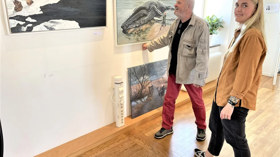 Konstnärerna vid sina målningar "Rödlögafjärd" av Sandler, till vänster, "Hope dies last" av Jelk, överst till höger.