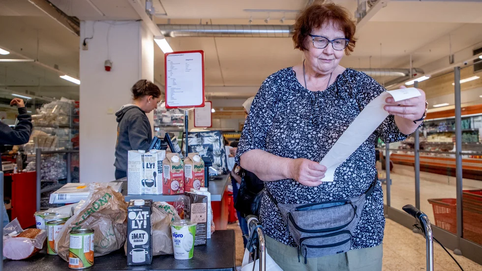 "Jag tål ingenting så jag måste ha specialkost och då blir det besvärligt. Jag kan inte gå till Ica och köpa billigt", säger pensionären Irma Winbo som tydligt märker av de högre matpriserna. Arkivbild.