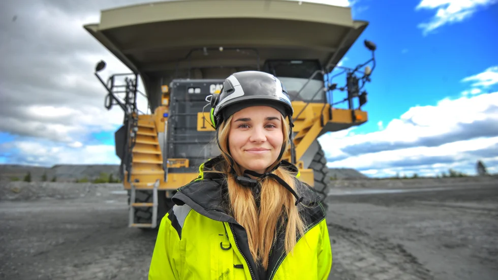 När inte Matilda Mattsson kör den jättelika dumpern så vaktar hon kassen i Pajala IF:s innebandylag. "Det är alltid målet att vinna serien, men nu ska vi verkligen göra det"