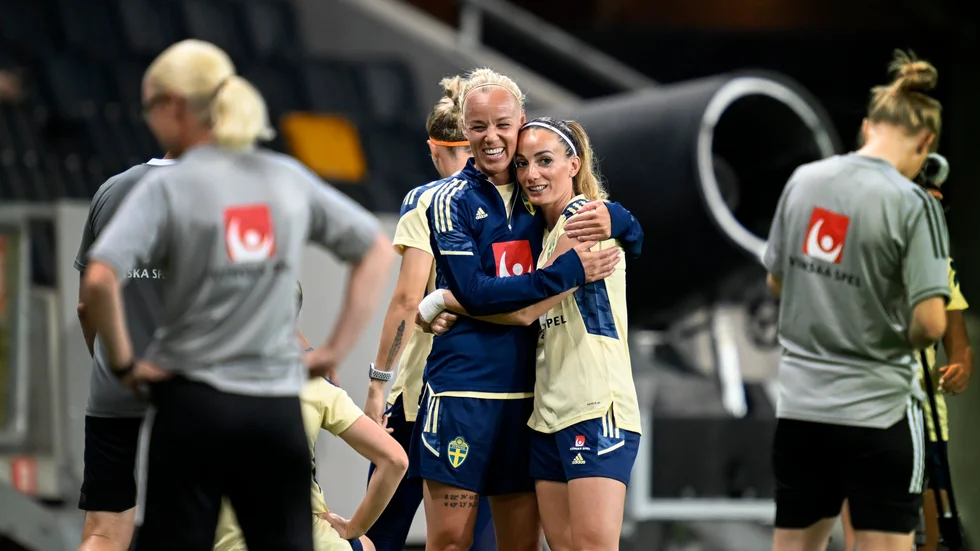 Mittfältsduon Caroline Seger och Kosovare Asllani i samband med Sveriges träning på Friends arena, dagen före tisdagens EM-genrep mot Brasilien.