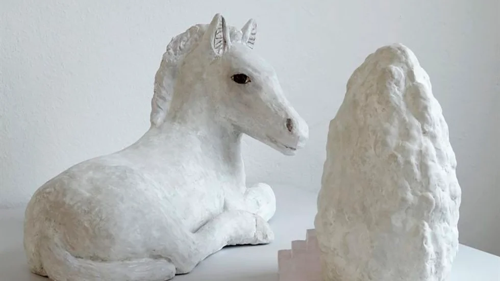 Bianca Maria Barmens gåtfulla skulpturer visas i Ebelingmuseet i sommar.