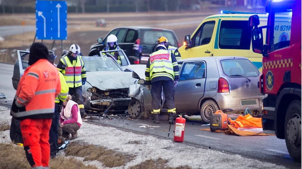 Två personbilar krockade vid Svärta för två veckor sedan. Föraren i den ena bilen har avlidit efter den våldsamma kollisionen.
