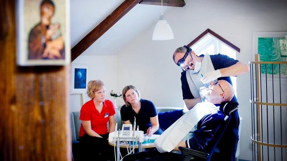 Frivilliga krafter från Folktandvården har satt i gång ett projekt där de erbjuder hemlösa på härbärget gratis tandvård. Det mobila teamet består av tandsköterskan Chatrin Jakobsson, tandhygienisten Anna Besterman och tandläkaren Christer Stenvinkel. I patientstolen sitter Stefan Korbén:Jag har inga möjligheter att få hjälp på annat sätt, säger han.