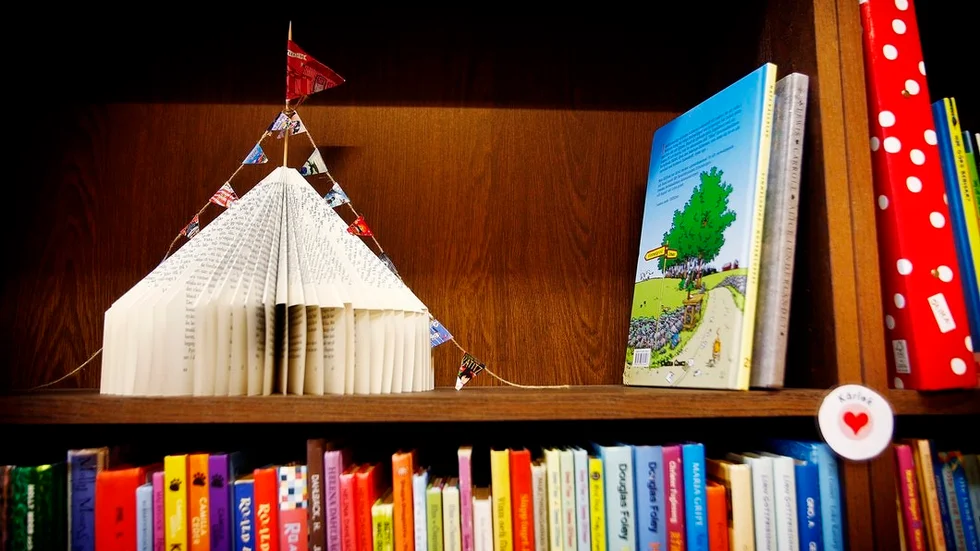 Anna Waldenströms kreativa fingertoppskänsla skapar många spännande detaljer i inredningen. Ett cirkustält gjort av en bok till exempel.