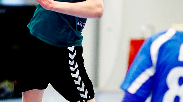 Max Hennström är spelmotor och flitig målskytt för Eskil. Här skjuter han i mötet med Skövde.