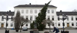 Lösa takplåtar mitt i centrala Nyköping