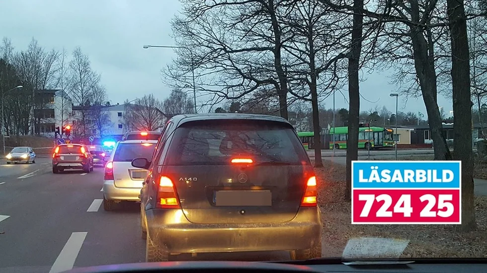 En linjebuss blev stående på en sank gräsmatta sedan den tvingats vända om, i stället för att fortsätta genom Lagersberg.