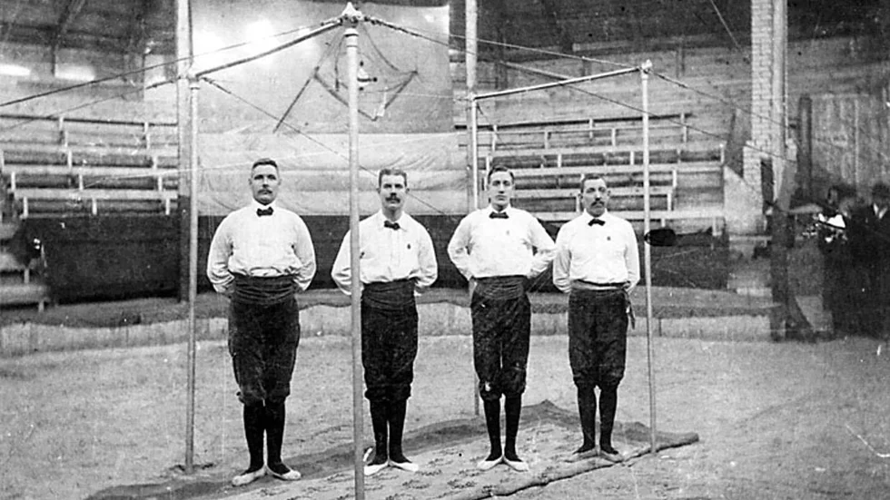 Atletklubbens 20-årsjubileum 1912 i den då nya Idrottsbyggnaden, invigd 17 november år 1911. På bilden ses Ernst Eriksson, August Jansson, Josef Vallander och Ernst Lindkvist.