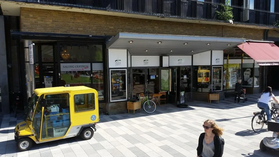 Gamla Centrumbion på Fristadstorget blir från 8 juni ny adress för turistbyrån.