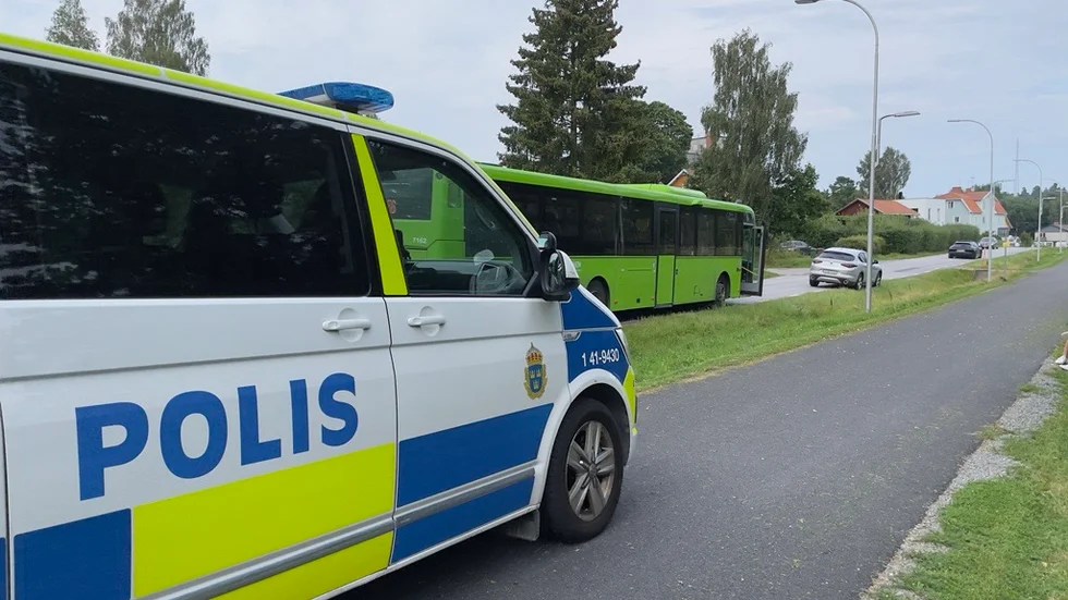 En polispatrull är på plats efter en krock på Stationsvägen i Nyköping.