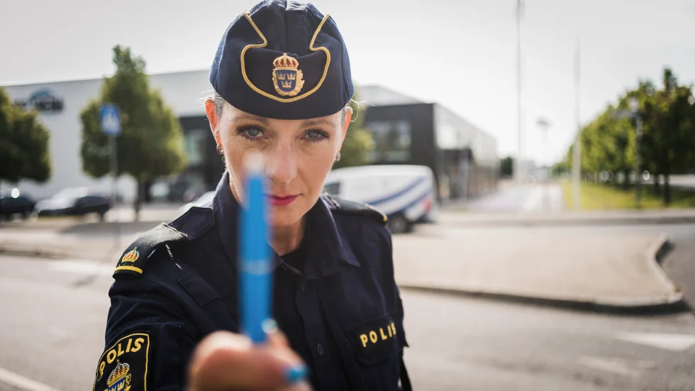 För att hitta tecken på drogpåverkan blir förarna tillsagda att följa en penna med blicken. Det berättar Maria Rosander, trafiksamordnare vid polisregion Mitt.