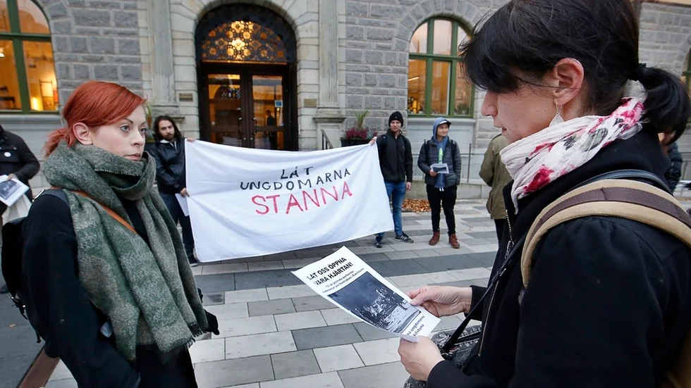 Maria Chergui (till höger) har precis tagit emot ett flygblad och pratar en stund med Nathalie Söderberg, från Tillsammans Eskilstuna (till vänster).