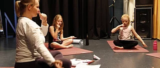 Yoga med havstema på Biohuset scen