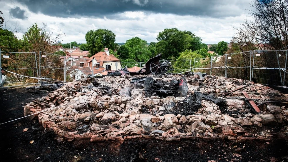 Östra klockstapeln totalförstördes i en brand den 2 juni.