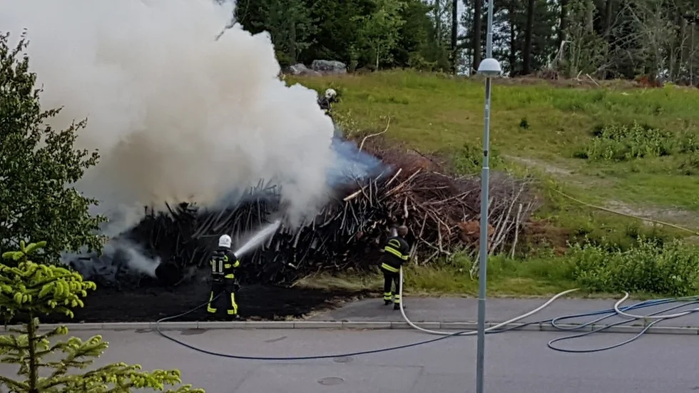 Släckningsarbetet vid den brinnande rishögen