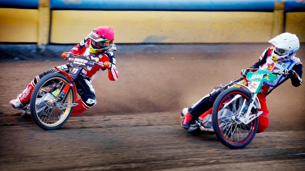 Maciej Janowski (vit huva), tvåa i VM-serien, tog starten i heat fyra. Men i kvällens häftigaste race blev han omåkt av båda motståndarna. På bilden är det aftonens bäste smedförare, Michael Jepsen Jensen, som passerar polacken.