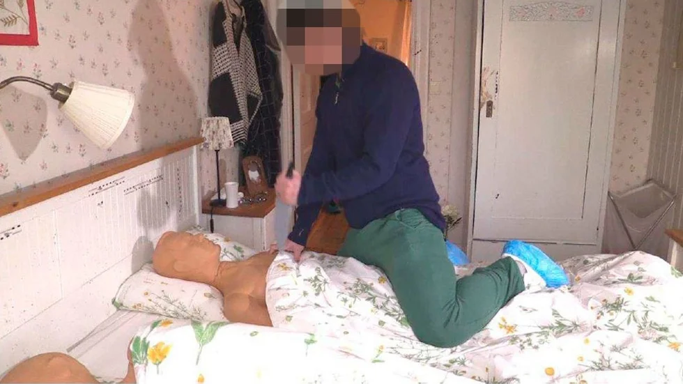 En bild från polisens reconstruktion av mordnatten visar 42-åringens pojkvän hur han mördar pappan och försöker mörda mamman.