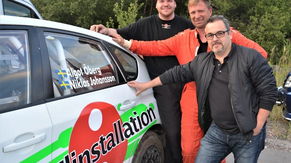 Algot Öberg vid sin Subaru tillsammans med kvällens bisittare, Niclas Jacobsson och Jörgen Fredriksson, som åkte med varsin gång under kvällen.