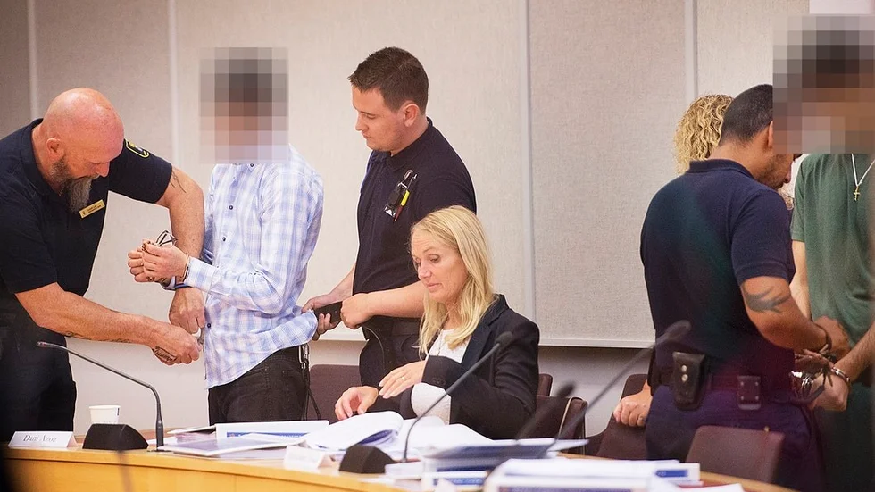 Rättssalen är fullsatt. Sex unga män har åtalats för att ha fört bort en jämnårig, misshandlat honom och hotat honom för att tvinga till sig pengar. Samtliga misstänkta är häktade. Flera av dem är tonåringar.