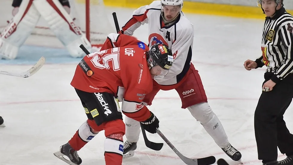 Mathias Löf i den så heta förstakedjan i en match med mycket känslor. Efter en 3–1-seger med mycket energiuttag rycker Gripen i kvalserien, men Nyköpingslaget har en andra vända i med tre tuffa bortamatcher – den första på söndag i Nacka.
