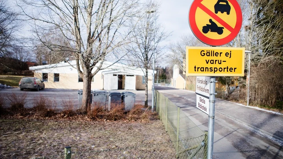 Den här skylten möter den som vill ställa sin bil på parkeringsplatsen vid Bie skola. Förbud mot motorfordonstrafik. I stället får personalen parkera på gatan.