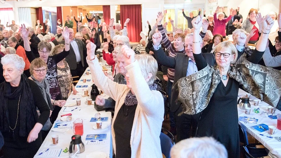 Ewa Lindström från Friskis och svettis fick hela publiken på fötter – inklusive Göran Dahlström och Liselott Hagberg.