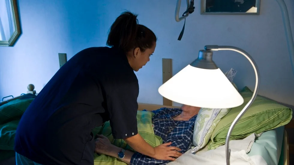 En undersköterska inom hemsjukvården vädjar till beslutsfattare att tillsätta mer personal. Personen på bilden är inte skribenten. Foto: Henrik Montgomery, TT.